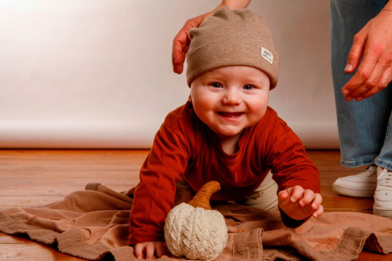 Krabbelkindfoto im Fotostudio. Alles im Herbststyle.