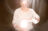 Auf diesem Foto wird ein "Seelenfoto" einer Frau gezeigt. Sie hält einen Lichtball in der Hand und einer leuchtet hinter ihr. Es ist eine Studioaufnahme mit schwarzem Hintergrund der weiche Falten wirft. Es ist ein mystisches Bild, was Ruhe und Kraft ausstrahlt.