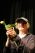 Junge Schauspielerin mit weißer Rose in der Hand. Applaudiert dankend dem Publikum zu. Schwarzer Bühnenvorhang im Hintergrund zu sehen. Schülertheaterstück: Der Wolf, nach dem gleichnamigen Buch von Autor Saša Stanišićs.