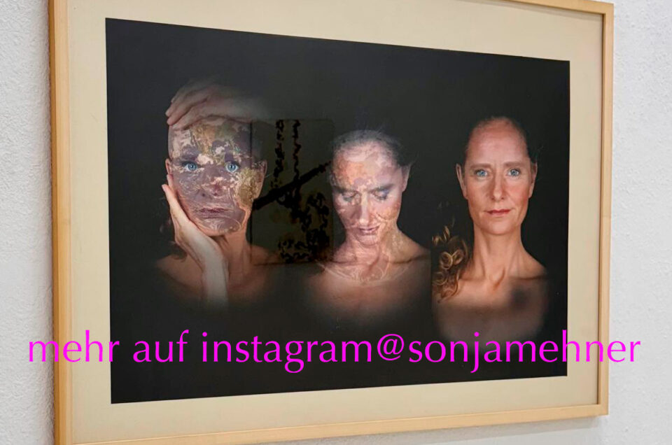 Gerahmte künstlerische Fotografie mit drei Porträts einer Frau, die eine visuelle Transformation zeigen, ausgestellt an einer weißen Wand. Kunstausstellung vom BBK.